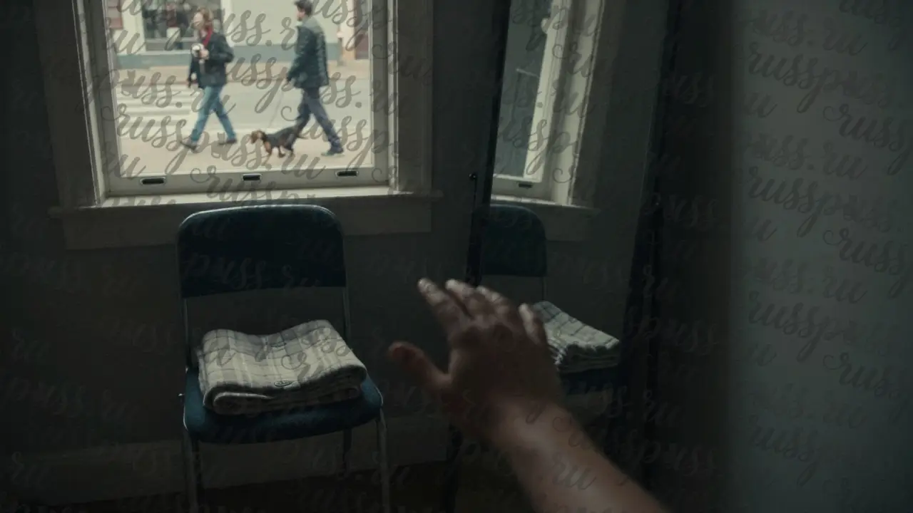 Рука тянется к зеркалу, где отражается пустой стул — символ ушедшей иллюзии близости.