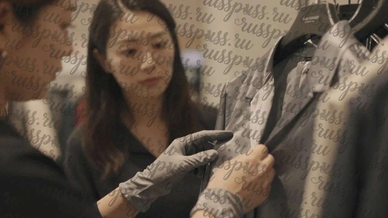 Руки без перчаток осторожно касаются шелковой ткани, взгляд прикован к материалу.