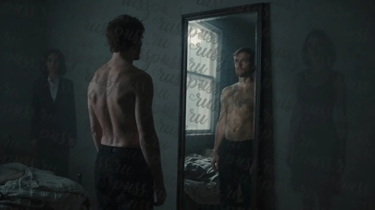 Мужчина смотрит в зеркало, а за ним — прозрачные силуэты женщин, символизирующие его неудачные попытки спасти других.