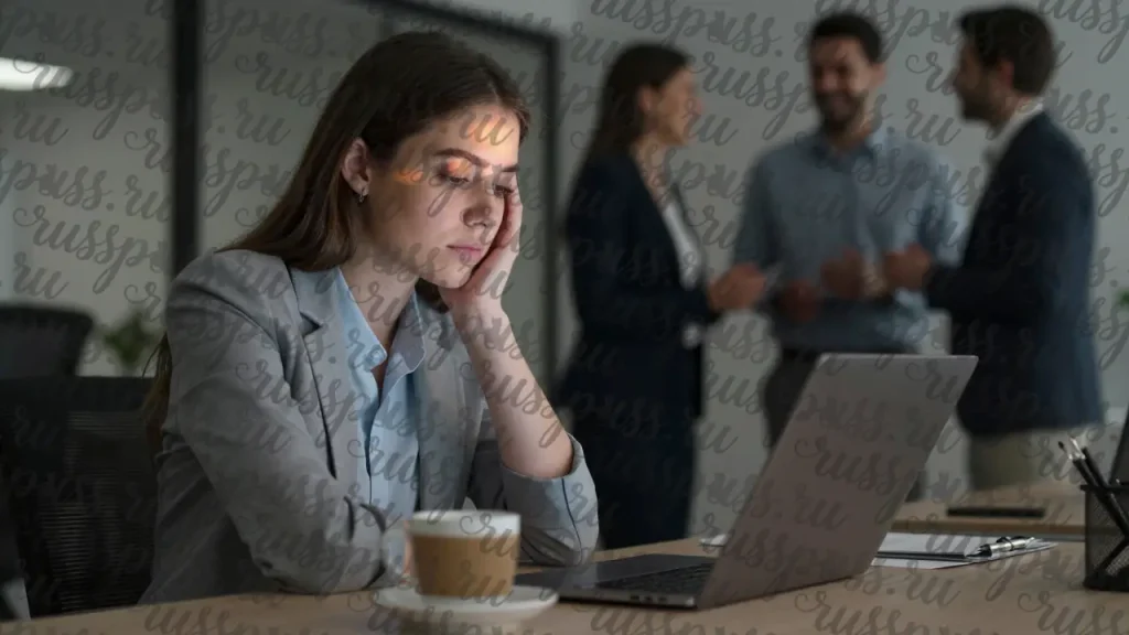 Двойная жизнь: как девушки из офисов скрывают ночную подработку от коллег