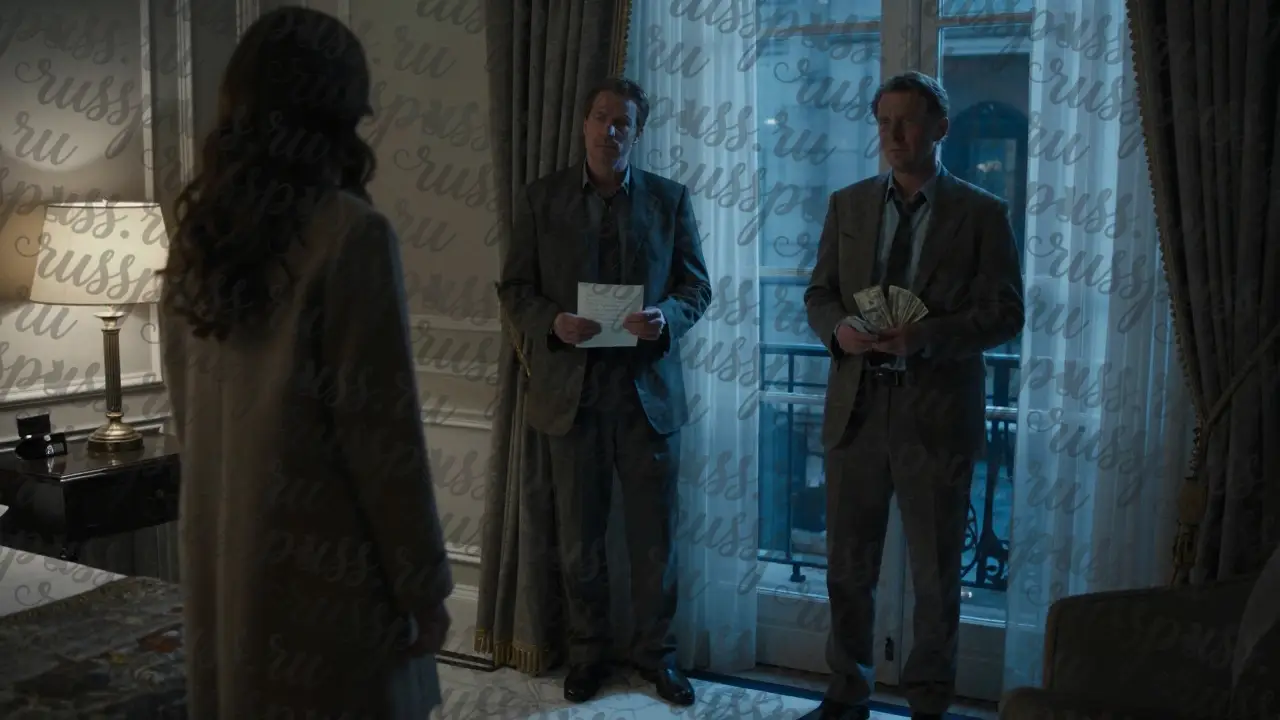 Мужчина держит деньги и письмо в отеле, а женщина уходит, не оборачиваясь — эмоциональная дистанция между ними.