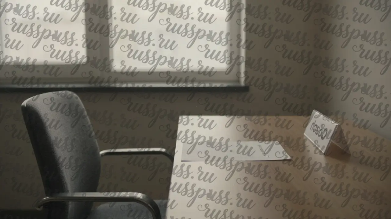 Пустой кабинет коуча утром, на столе лежит письмо с словами 'Ты дал мне надежду', солнечный свет на пыли.