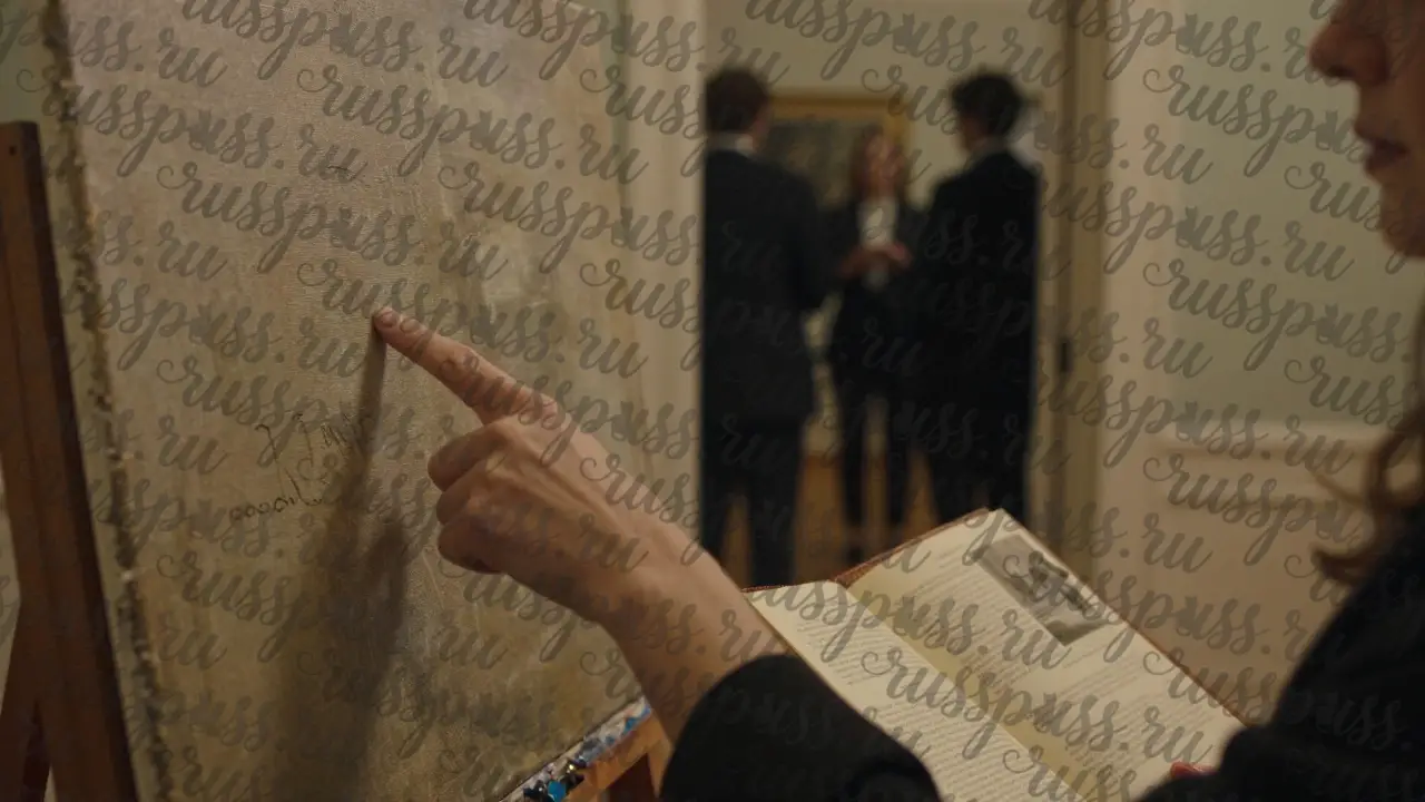 Рука эксперта указывает на обратную сторону картины, показывая следы кисти и подписи в приватном просмотре в Берлине.