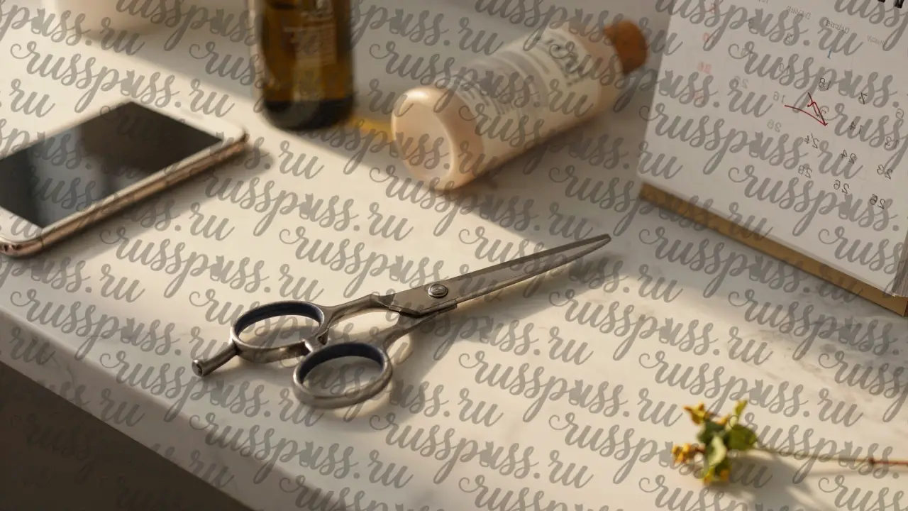 Профессиональные ножницы на столе с признаками напряженного графика и одиночества.